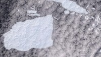 Berikutnya, diposisi ke-4 ada Gunung es A-68. Gunung es ini mengambang di Atlantik Selatan dan berasal dari reruntuhan paparan es Larsen C pada Juli 2017. Luasnya mencapai 5.800 km persegi.