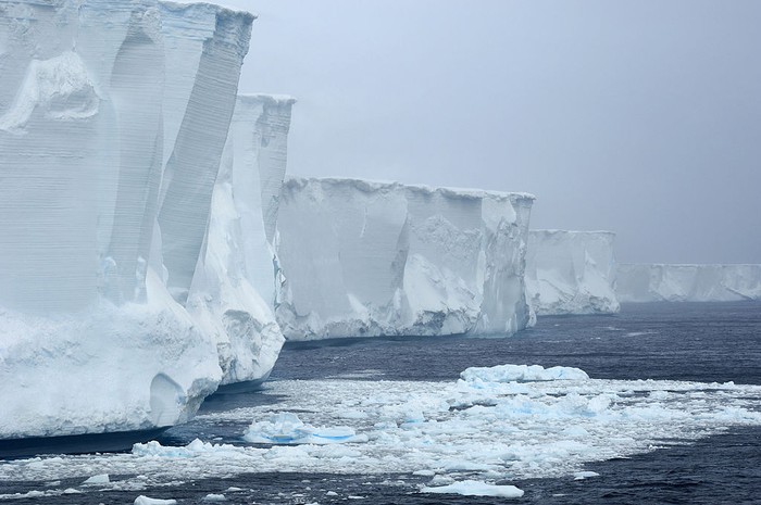 Gunung es terbentuk dari bongkahan besar es yang pecah dari gletser dan mengambang diperairan terbuka. Berikut deretan 8 gunung es terbesar di dunia.