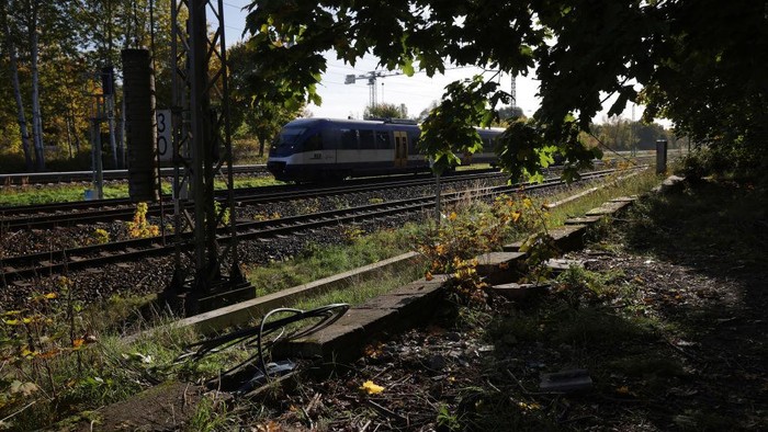 Ada Sabotase di Balik Gangguan 3 Jam Layanan Kereta di Jerman BERLIN, GERMANY - OCTOBER 09: Newly-laid cable lies next to railway tracks at the spot in Hohenschoenhausen district where the day before technicians repaired a section of fibre optic cable that had been severed in an act of sabotage on October 09, 2022 in Berlin, Germany. Unknown assailants purposefully severed GSM-R cables of German state rail carrier Deutsche Bahn critical to communications yesterday in Berlin and Dortmund, leading to a three-hour total disruption of railway service across northern Germany. Police are investigating. (Photo by Sean Gallup/Getty Images)
