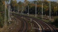 Rel kereta mengarah di dekat tempat di distrik Hohenschoenhausen di mana sehari sebelum teknisi memperbaiki bagian kabel serat optik yang telah terputus dalam tindakan sabotase di Berlin, Jerman, Minggu, (9/10/2022).