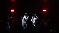 Aksi Agnez Mo mendapatkan sambutan meriah dari fans. Foto: (dok. Grandyoz Zafna/detikcom)