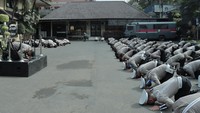 Aksi tersebut dilakukan sebagai bentuk permohonan maaf kepada Tuhan serta Aremania yang menjadi korban tragedi Kanjuruhan sekaligus berharap agar hubungan warga Malang dan pihak kepolisian kembali terjalin dengan baik. ANTARA FOTO/HO-Humas Polresta Malang