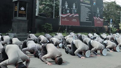 Polisi di Malang Sujud Massal usai Apel Pagi, Ada Apa?