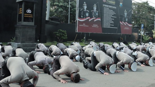 Polisi di Malang Sujud Massal usai Apel Pagi, Ada Apa?