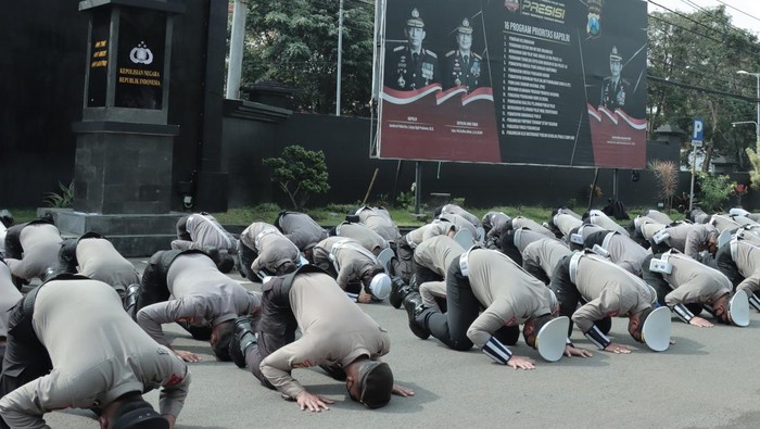 AKSI SUJUD MASSAL POLISI MALANG Sejumlah polisi melakukan aksi sujud massal usai apel pagi di halaman Polresta Malang, Jawa Timur, Senin (10/10/2022). Aksi tersebut dilakukan sebagai bentuk permohonan maaf kepada Tuhan serta Aremania yang menjadi korban tragedi Kanjuruhan sekaligus berharap agar hubungan warga Malang dan pihak kepolisian kembali terjalin dengan baik. ANTARA FOTO/HO-Humas Polresta Malang/abs/rwa.