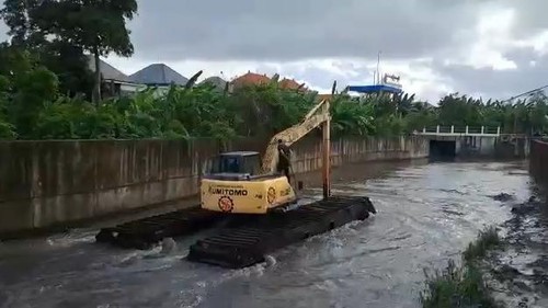 Alat berat di Sungai Tukad Mati hari ini mulai dikerahkan untuk melakukan pengerukan pasca banjir Legian-Seminyak, Senin (10/10/2022).