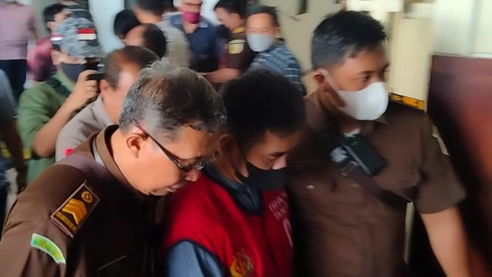 Anak kiai Jombang, Subchi Azal Tsani (MSAT) atau Mas Bechi terdakwa kasus pencabulan santriwati dituntut 16 tahun penjara
