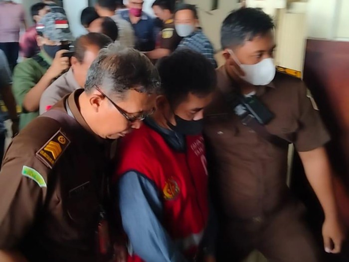 Anak kiai Jombang, Subchi Azal Tsani (MSAT) atau Mas Bechi terdakwa kasus pencabulan santriwati dituntut 16 tahun penjara