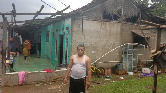 Angin puting beliung merusak atap rumah warga di Depok.