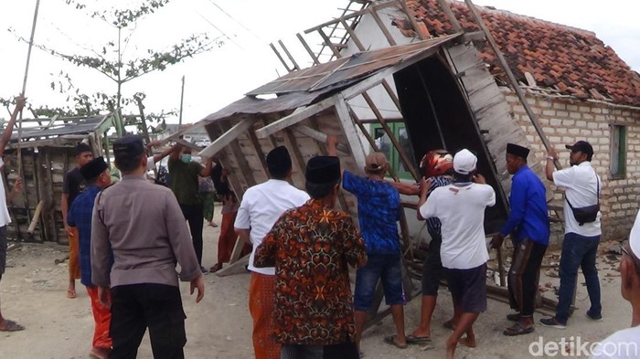 Angin puting beliung robohkan rumah di Desa Kalianyar, Sumenep