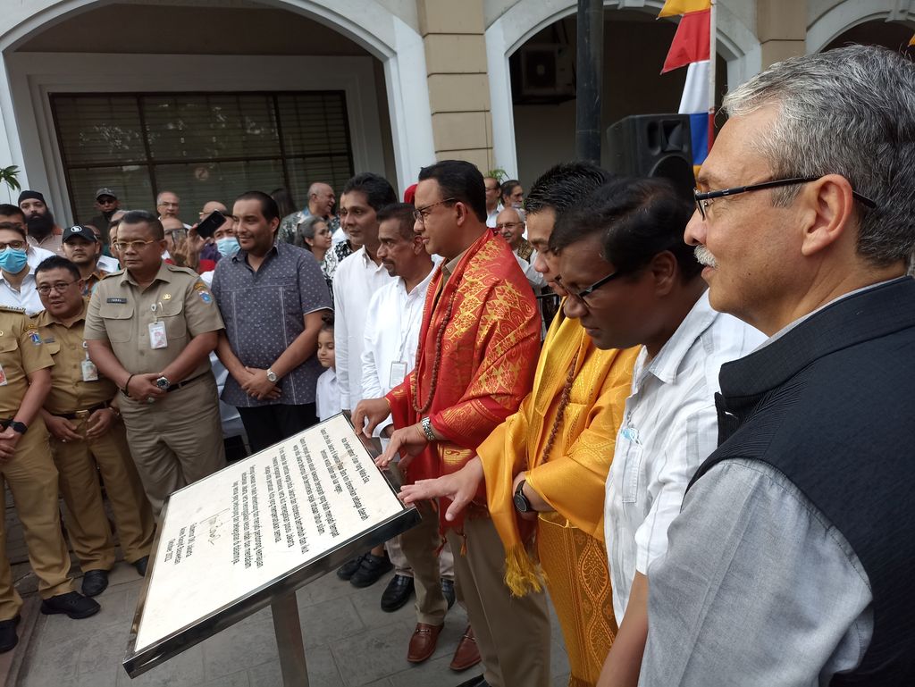 Anies Baswedan (kain sari merah) dan Ahmad Riza Patria (kain sari kuning)/(Tiara-detikcom)