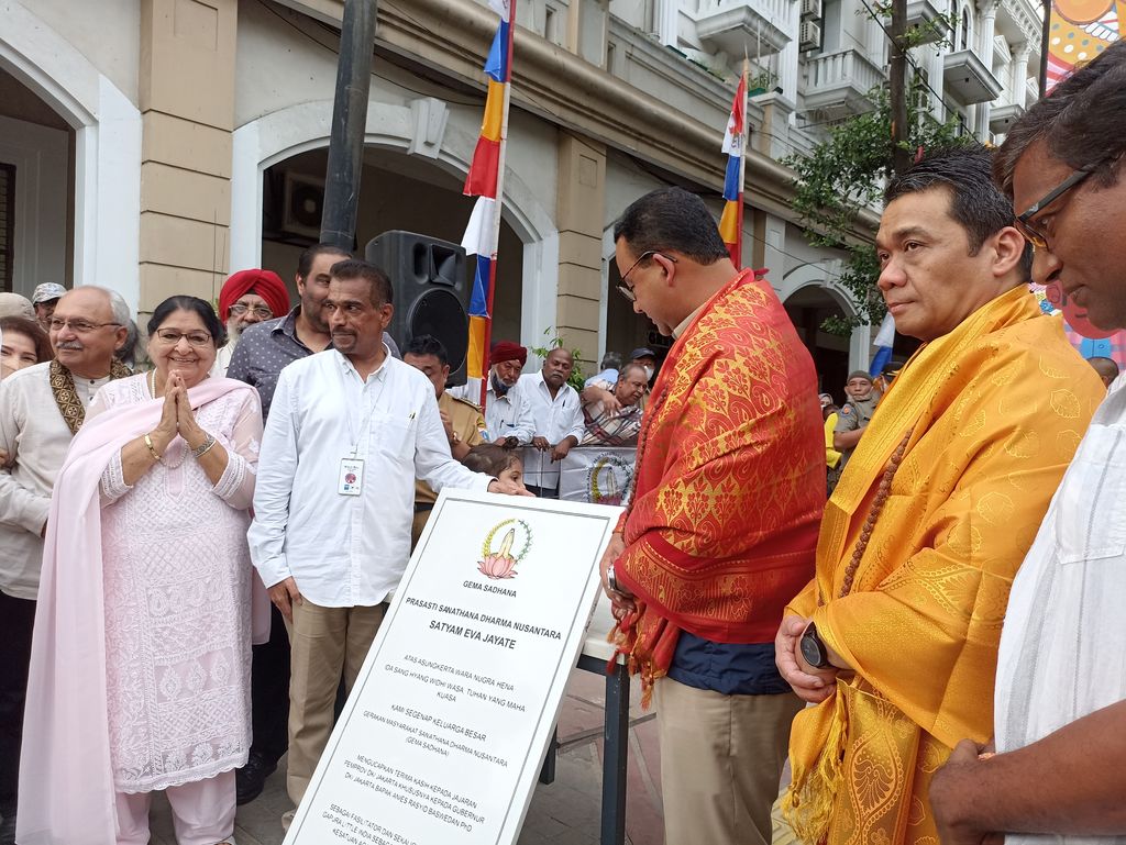 Anies Baswedan (kain sari merah) dan Ahmad Riza Patria (kain sari kuning)/(Tiara-detikcom)