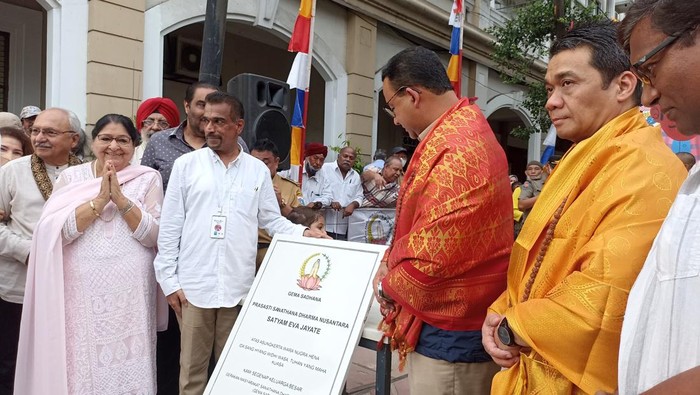 Anies Baswedan (kain sari merah) dan Ahmad Riza Patria (kain sari kuning)/(Tiara-detikcom)