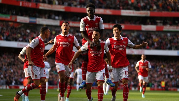 LONDON, ENGLAND - OCTOBER 09: Gabriel Martinelli of Arsenal celebrates with teammates after scoring their teams first goal during the Premier League match between Arsenal FC and Liverpool FC at Emirates Stadium on October 09, 2022 in London, England. (Photo by Justin Setterfield/Getty Images)