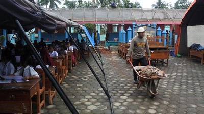 Atap SDN Gelang 7 Ambruk, Siswa Belajar di Tenda Darurat