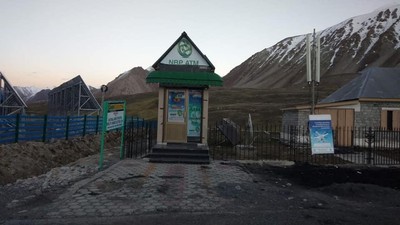 Foto: ATM Tertinggi di Dunia, Beku Nggak Ya Duitnya?