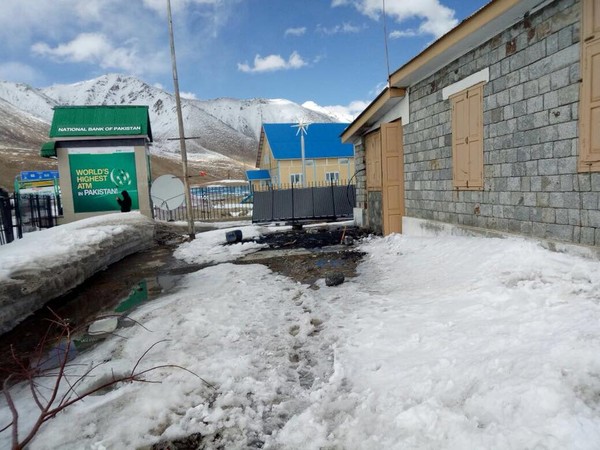 Mesin ATM ini menggunakan tenaga surya dan angin dalam pengoperasiannya. (Worlds Highest ATM - NBP Khunjrab Pakistan/Facebook) Mesin ATM ini menggunakan tenaga surya dan angin dalam pengoperasiannya. (Worlds Highest ATM - NBP Khunjrab Pakistan/Facebook)