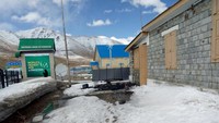 Mesin ATM ini menggunakan tenaga surya dan angin dalam pengoperasiannya. (Worlds Highest ATM - NBP Khunjrab Pakistan/Facebook)
