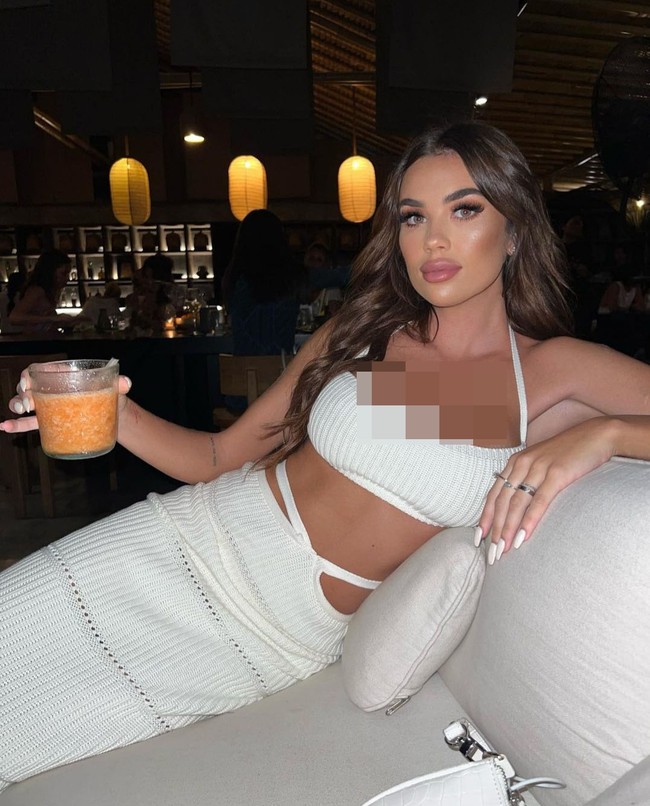 Inilah potret seksinya menggunakan crop top putih dengan rok yang serasi. Di Instagramnya, Bailey memberikan informasi fotonya bahwa dia tengah berada di Canggu. Foto: Dok. Instagram/@bailey.scarlett