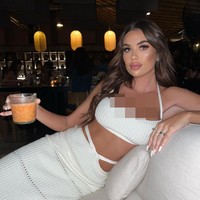 Inilah potret seksinya menggunakan crop top putih dengan rok yang serasi. Di Instagramnya, Bailey memberikan informasi fotonya bahwa dia tengah berada di Canggu. Foto: Dok. Instagram/@bailey.scarlett