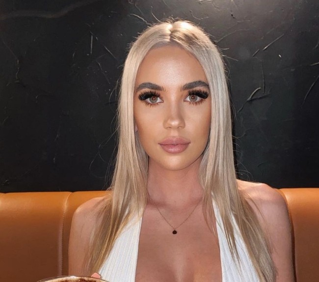 Bailey Scarlett menjadi salah satu model OnlyFans berpenghasilan terbesar di negaranya. Karier kontroversinya tersebut membuat Bailey kini bisa memiliki investasi berupa properti untuk anak-anaknya di masa depan. Foto: Dok. Instagram/@bailey.scarlett