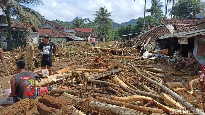 Banjir bandang di Watulimo, Trenggalek menerjang ratusan rumah dan asrama polisi