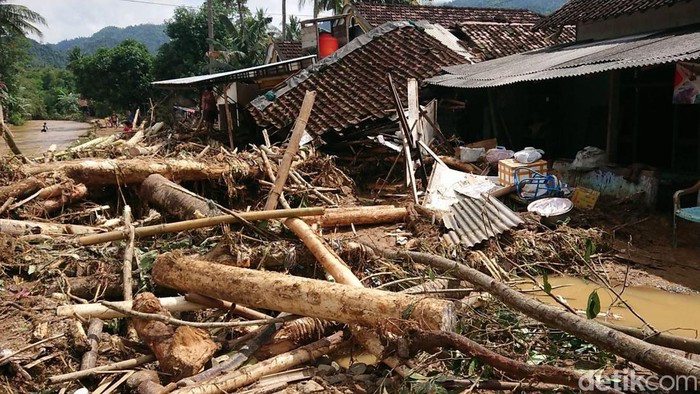 Banjir bandang menerjang Kecamatan Watulimo, Trenggalek pada Minggu (9/10/2022) malam. Ratusan rumah dan fasilitas umum terdampak.