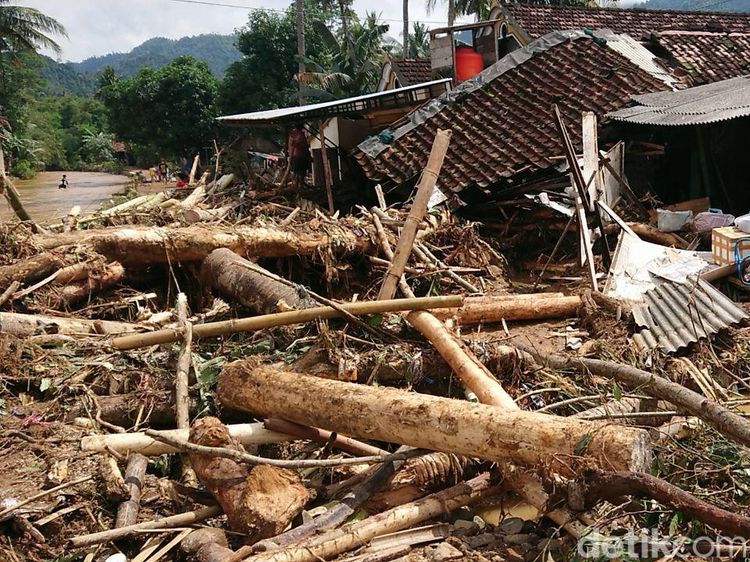 Sisa Kengerian Banjir Bandang di Trenggalek