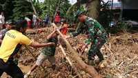 Warga dan TNI membersihkan sisa banjir bandang/Foto: Adhar Muttaqin/detikJatim