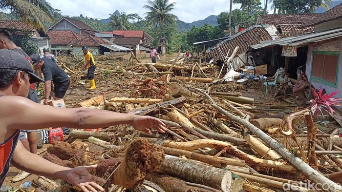 Banjir bandang menerjang Kecamatan Watulimo, Trenggalek pada Minggu (9/10/2022) malam. Ratusan rumah dan fasilitas umum terdampak.