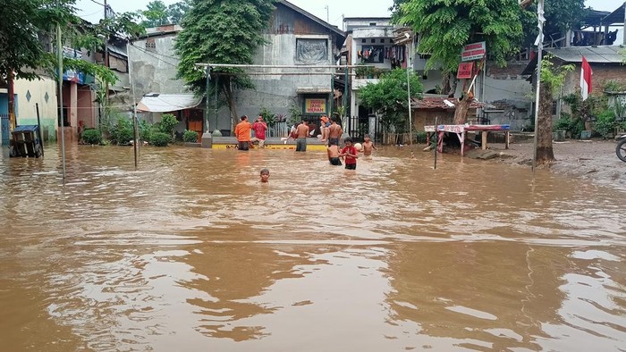 Banjir di Bidaracina, Jakarta Timur, Senin (10/10/2022).