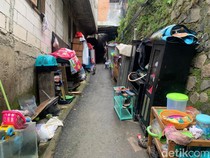 Video: SDN 22 Pejaten Timur Jadi Tempat Evakuasi Barang Korban Banjir