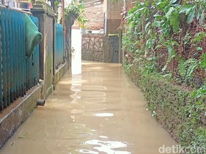 Banjir di Bidara Cina Lebih 2 Meter, Warga: Tak Tahu Bakal Sedalam Ini