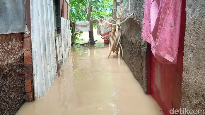 Banjir melanda Kelurahan Bidara Cina, Jatinegara, Jakarta Timur. Warga menyebut ketinggian air sempat lebih dari dua meter. (Adrial Akbar/detikcom)
