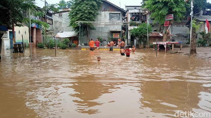 Banjir merendam wilayah RW 007 dan RW 006, Jatinegara, Jakarta Timur (Jaktim) sempat mencapai sekitar 1 meter. Saat ini tinggi air sekitar 40 cm. (Adrial Akbar/detikcom)