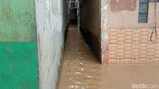 Banjir merendam wilayah RW 007 dan RW 006, Jatinegara, Jakarta Timur (Jaktim) sempat mencapai sekitar 1 meter. Saat ini tinggi air sekitar 40 cm. (Adrial Akbar/detikcom)