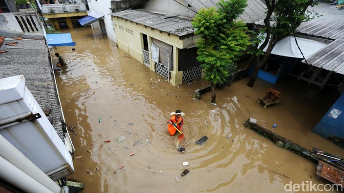 Banjir Rendam Rawajati Banjir meredam kawasan Rawajati, Jakarta Selatan, Senin (10/9/2022) pagi. Banjir disebabkan oleh meluapnya Sungai Ciliwung.