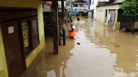 Di salah satu titik, ketinggian banjir mencapai pinggang orang dewasa.