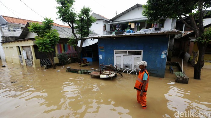 Banjir meredam kawasan Rawajati, Jakarta Selatan, Senin (10/9/2022) pagi. Banjir disebabkan oleh meluapnya Sungai Ciliwung.