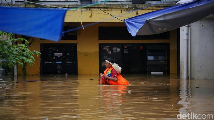 Banjir meredam kawasan Rawajati, Jakarta Selatan, Senin (10/9/2022) pagi. Banjir disebabkan oleh meluapnya Sungai Ciliwung.