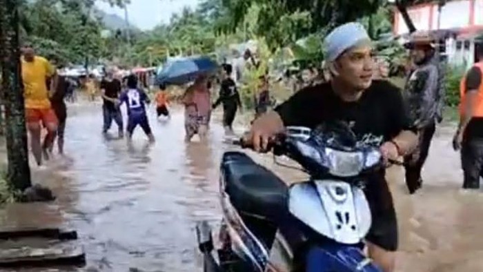 Banjir yang melanda Enrekang Banjir yang melanda Enrekang