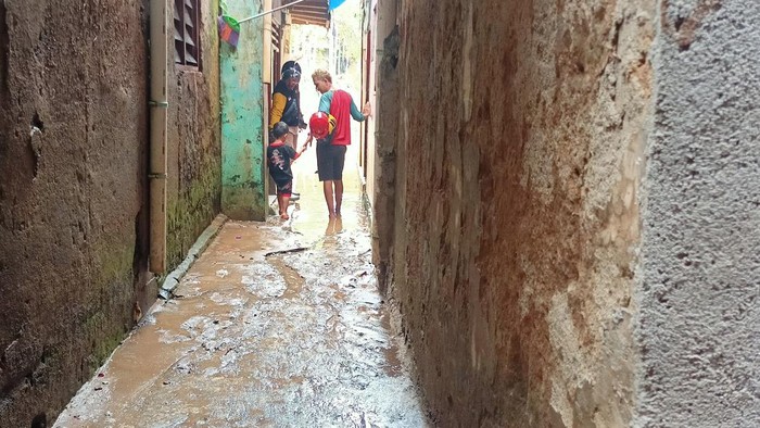 Banjir yang melanda Kelurahan Bidara Cina, Jatinegara, Jakarta Timur, mulai surut. Sejumlah warga mulai membersihkan sisa lumpur yang tersisa dari rumahnya.