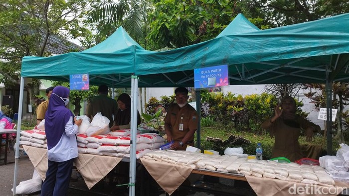 Suasana Bazar Pangan di PT Ungaran Sari Garment