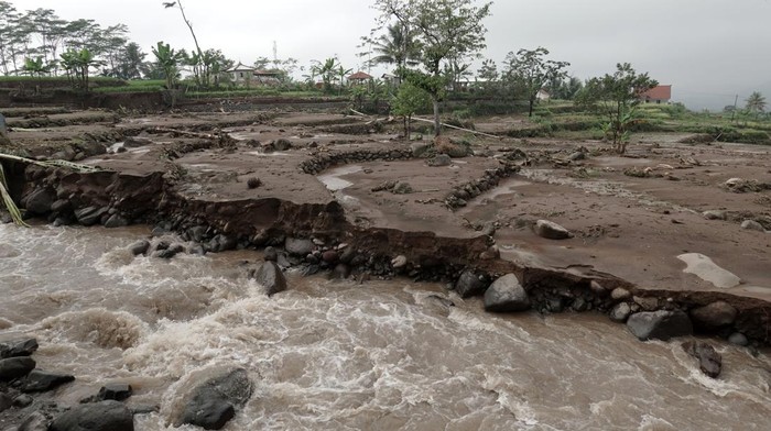 BENCANA BANJIR BANDANG DI BANYUMAS Area persawahan warga rusak akibat diterjang banjir bandang di Desa Pekuncen, Pekuncen, Banyumas, Jateng, Senin (10/10/2022). Cuaca ekstrem yang menyebabkan curah hujan tinggi selama beberapa hari terakhir menyebabkan longsor di 77 titik dan banjir di 23 titik pada sejumlah wilayah yang tersebar di Kabupaten Banyumas, dan menyebabkan satu orang meninggal akibat tertimbun longsor. ANTARA FOTO/Idhad Zakaria/aww.