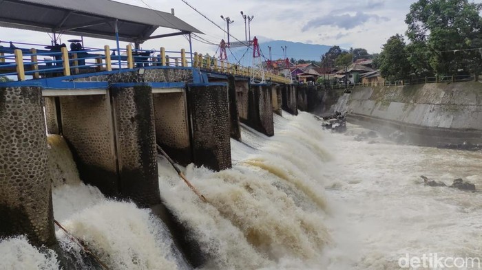 Bendung Katulampa di Bogor, Jawa Barat (Jabar), sempat berstatus bahaya atau siaga 1 semalam. Pada pagi ini, Bendung Katulampa terpantau berstatus siaga 4 atau normal. (M Sholihin/detikcom)