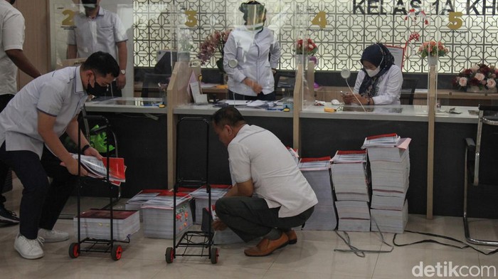 Berkas perkara Ferdy Sambo dkk diserahkan PN Jakarta Selatan. Ferdy Sambo cs akan segera disidangkan terkait kasus pembunuhan terhadap Brigadir J.