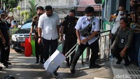 Berkas dakwaan Ferdy Sambo dibawa sejumlah jaksa penuntut umum (JPU) ke ruang pendaftaran perkara.
