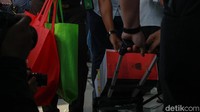 Ada bertumpuk-tumpuk berkas yang diserahkan.