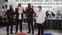 Berkas tersebut didaftarkan untuk ditetapkan komposisi majelis hakim dan tanggal sidang oleh Ketua PN Jakarta Selatan.