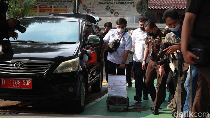 Berkas perkara Ferdy Sambo dkk diserahkan PN Jakarta Selatan. Ferdy Sambo cs akan segera disidangkan terkait kasus pembunuhan terhadap Brigadir J.